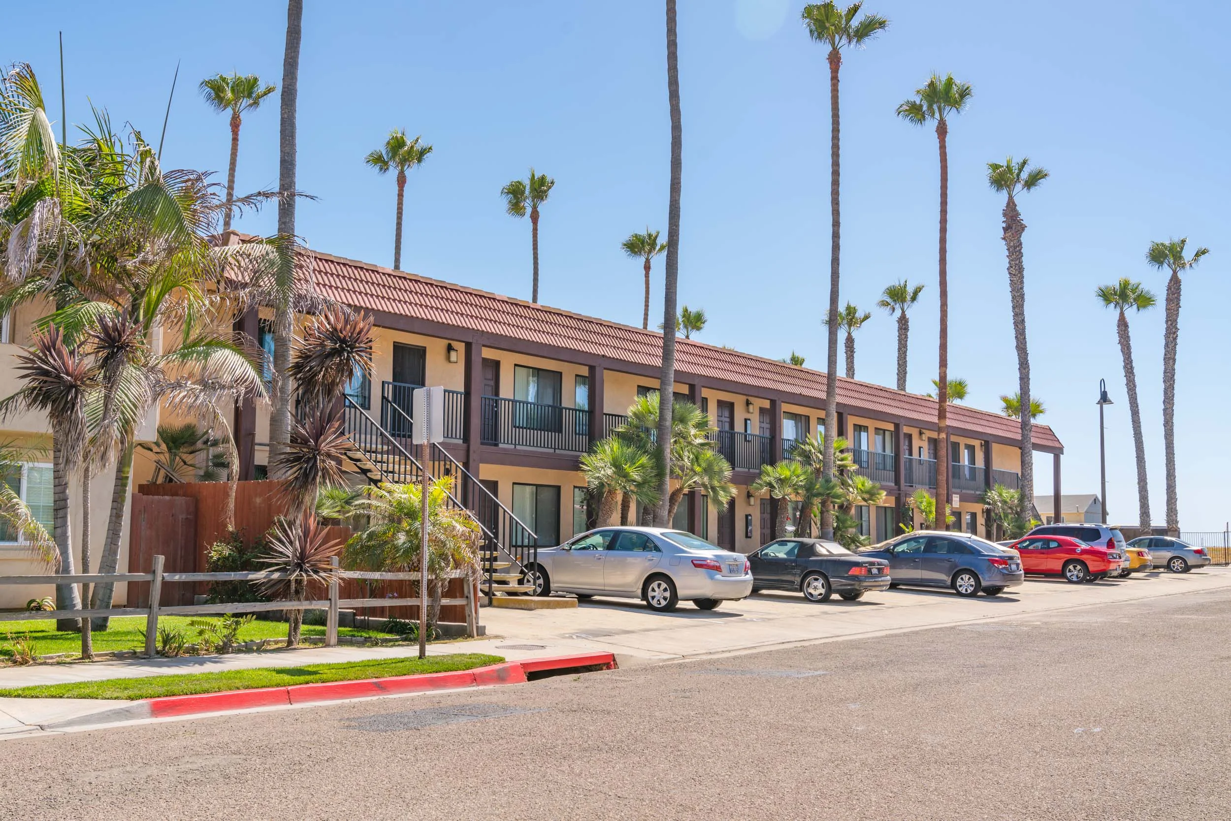 Imperial Palms Apartments — Photo 11