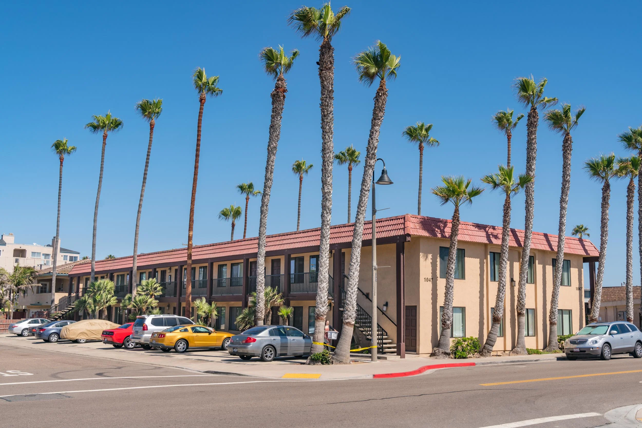 Imperial Palms Apartments — Photo 12